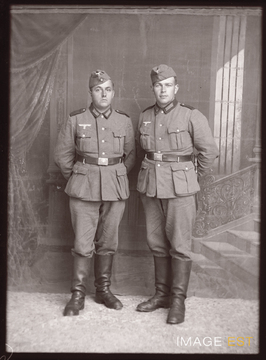 Portrait en pied de deux soldats allemands (Le Val-d'Ajol)